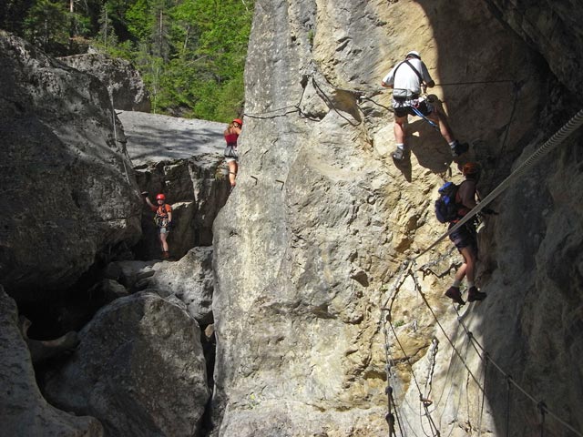 ÖTK-Klettersteig Pirkner Klamm: Daniela, Doris, Norbert und Erich nach der zweiten Seilbrücke (6. Juli)