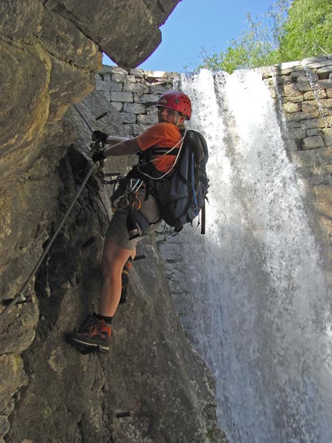 ÖTK-Klettersteig Pirkner Klamm: Daniela bei der ersten Wehranlage (6. Juli)