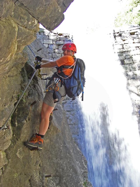 ÖTK-Klettersteig Pirkner Klamm: Daniela bei der ersten Wehranlage (6. Juli)