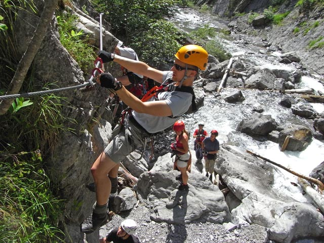 ÖTK-Klettersteig Pirkner Klamm: Christian, Doris, Brigitte und Edith bei der Schlüsselstelle (6. Juli)