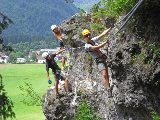 Koflwand-Klettersteig: Christoph, Irmgard und Christian vor der Seilbrücke (6. Juli)