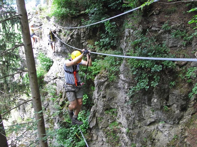 Koflwand-Klettersteig: Irmgard, Christoph und Christian auf der Seilbrücke (6. Juli)