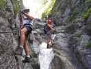 Galitzenklamm-Klettersteig: Norbert vor und Daniela auf der zweiten Seilbrücke (5. Juli)