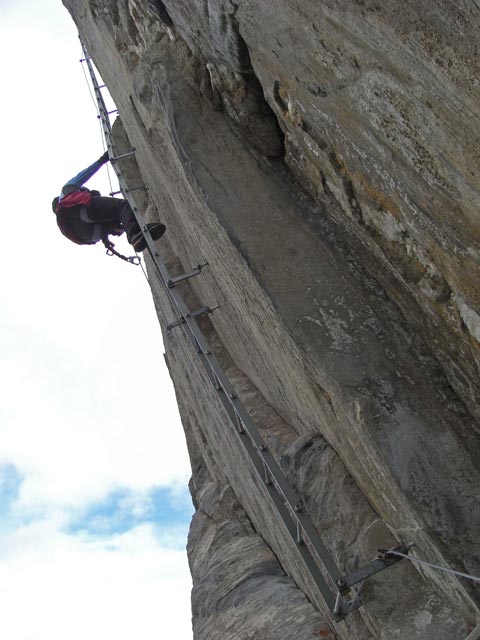 Rote Säule-Klettersteig: Irene in der Schlüsselstelle der schwierigen Variante (24. Juli)