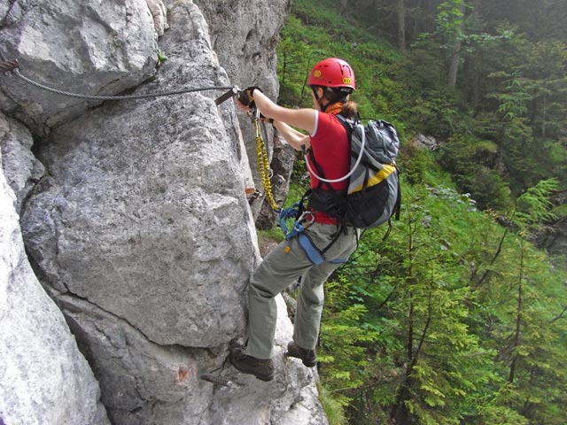 Hias-Klettersteig: Carmen nach der 1. Seilbrücke