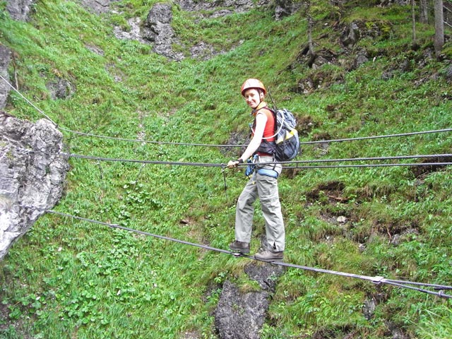 Hias-Klettersteig: Carmen auf der 2. Seilbrücke