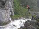 Hias-Klettersteig: Carmen auf der 1. Seilbrücke