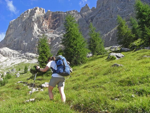 Daniela auf Weg 712 zwischen Ristorante Col Verde und Via Ferrata Bolver-Lugli