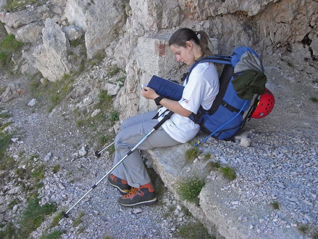 Via Ferrata Renè de Pol: Daniela beim Steigbuch (30. Aug.)