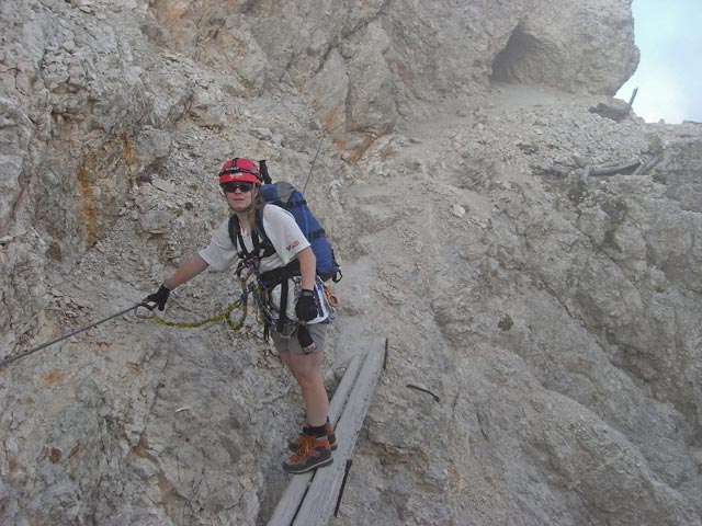 Via Ferrata Ivano Dibona: Daniela zwischen Ponte Cristallo und Forcella Stounies (30. Aug.)