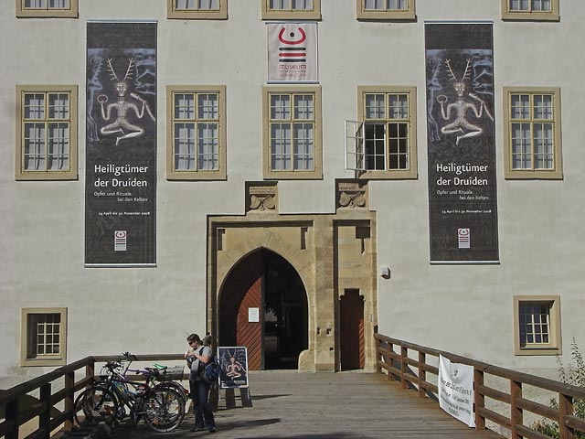 Daniela beim Museum f&uuml;r Urgeschichte