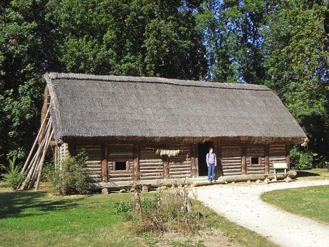 Daniela bei einem Schwellenbau aus der sp&auml;ten Jungsteinzeit/Bronzezeit