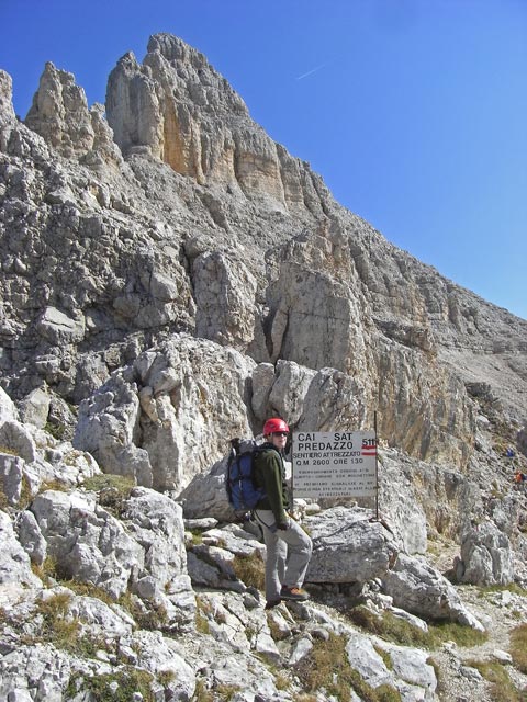 Latemart&uuml;rme-Klettersteig: Daniela bei der Einstiegstafel