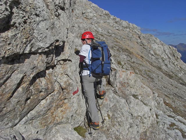 Daniela auf Weg 18 zwischen Latemarspitze und Kleiner Latemarscharte