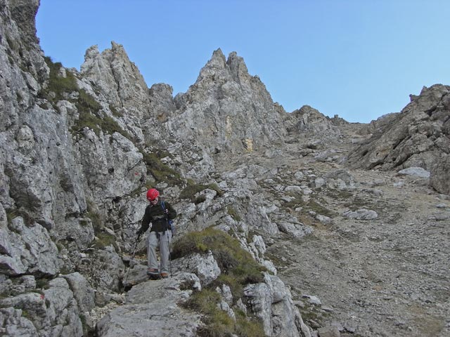 Daniela auf Weg 18 zwischen Kleiner Latemarscharte und Latemarwiese