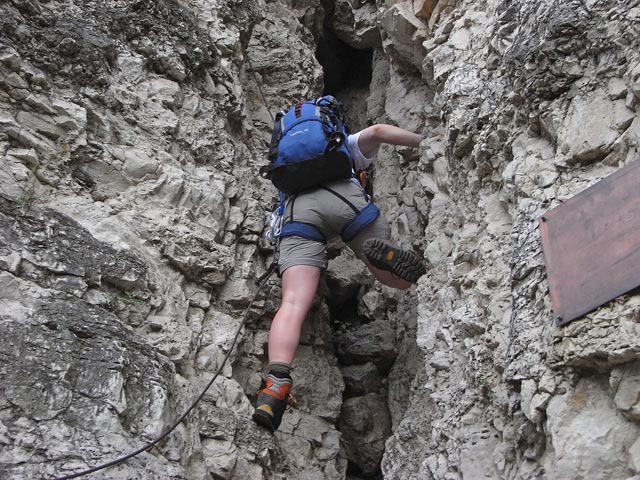 Fennberg-Klettersteig: Daniela in der Schlüsselstelle