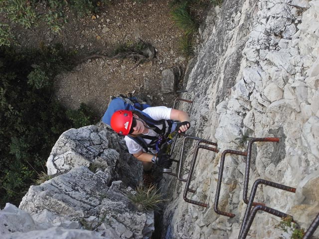 Fennberg-Klettersteig: Daniela in der Klammernreihe