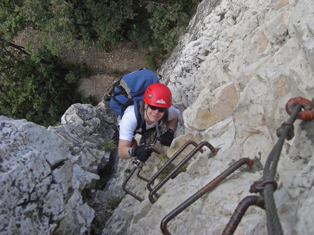 Fennberg-Klettersteig: Daniela in der Klammernreihe