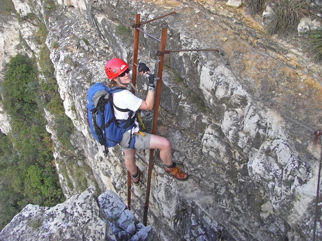 Fennberg-Klettersteig: Daniela am Ende der zweiten Leiter