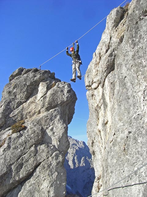 Hundskopf-Klettersteig: Daniela auf der Seilbrücke (12. Okt.)