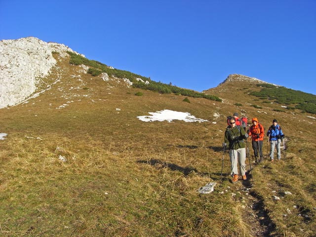 Daniela, Norbert, Gudrun und Christoph auf Weg 648 am Großen Feldl (18. Okt.)