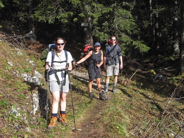 Daniela, Gudrun und Norbert auf Weg 646 zwischen Ennstaler Hütte und Butterbründl (19. Okt.)