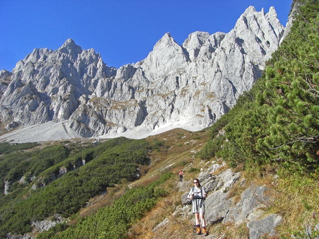 Daniela auf Weg 817 im Westlichen Hochgrubachkar (26. Okt.)