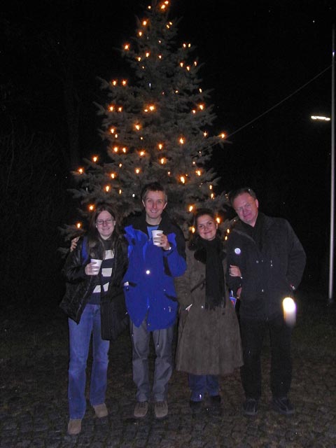 Daniela, ich, Monika und Robert bei der Pfarrkirche Süßenbrunn