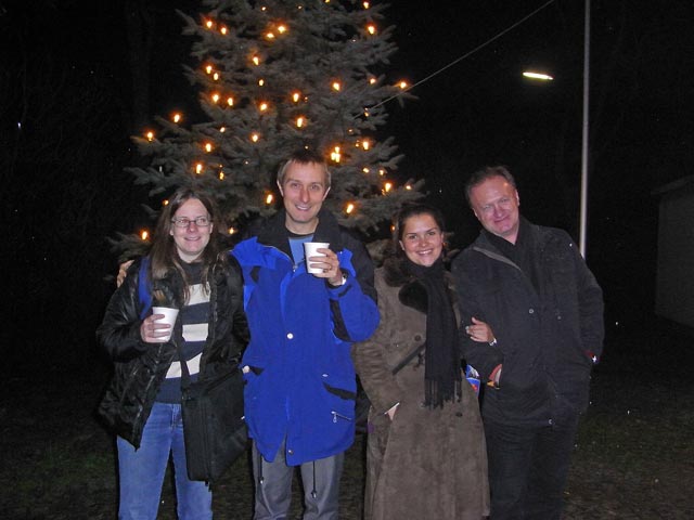 Daniela, ich, Monika und Robert bei der Pfarrkirche Süßenbrunn