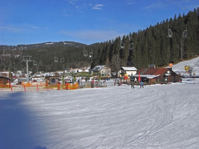 Doppelsesselbahn Großer Ötscher und Talstation der Schlepplifte Fuchswald