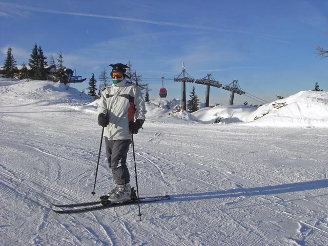 Daniela bei der Bergstation der 8er-KB Die rote 8er Gondel