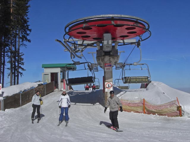 Katrin, Nora und Christian in der Bergstation des Vierersessellifts Hannesen II, 1.424 m