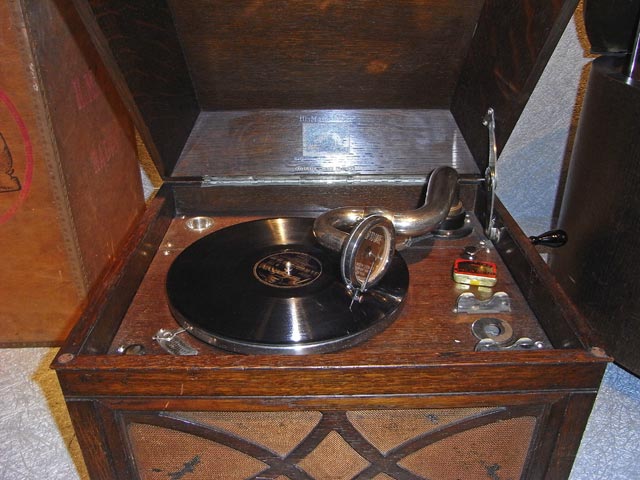 Grammophon HMV 104 in der Kulturfabrik Hainburg