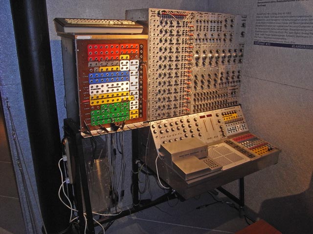 H&ouml;nig-Synthesizer in der Kulturfabrik Hainburg