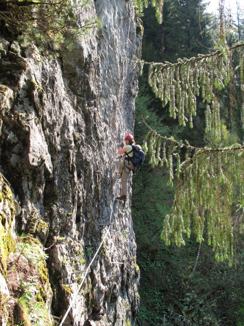 Daniela in der Bunkerwand