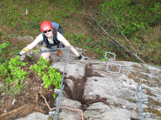 Daniela in der Ausstiegswand