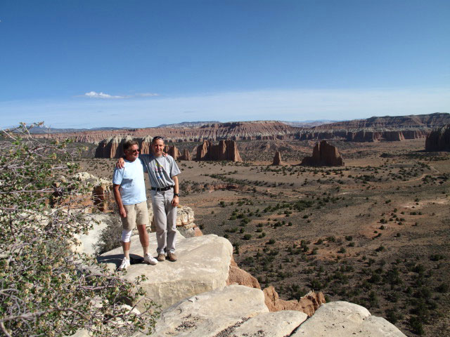 Papa und ich am Upper Cathedral Valley Overlook im Capitol Reef National Park (14. Mai)