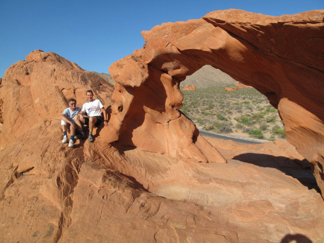 Papa und ich beim Arch Rock im Valley of Fire State Park (16. Mai)