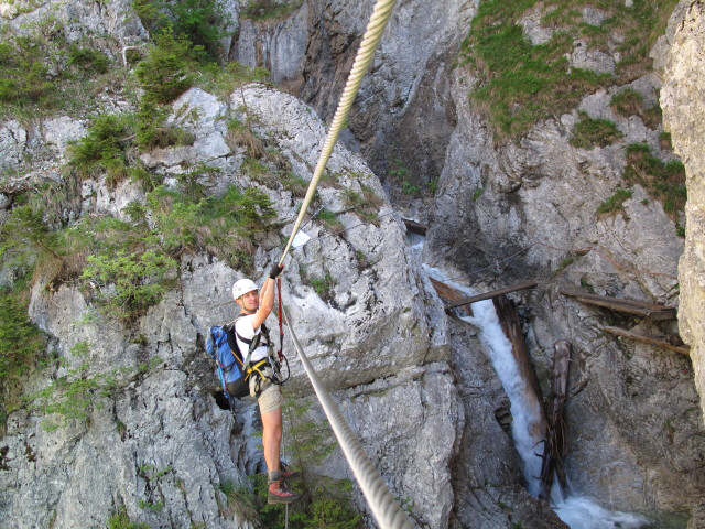 Rongg-Wasserfall-Klettersteig: Ich auf der Seilbrücke