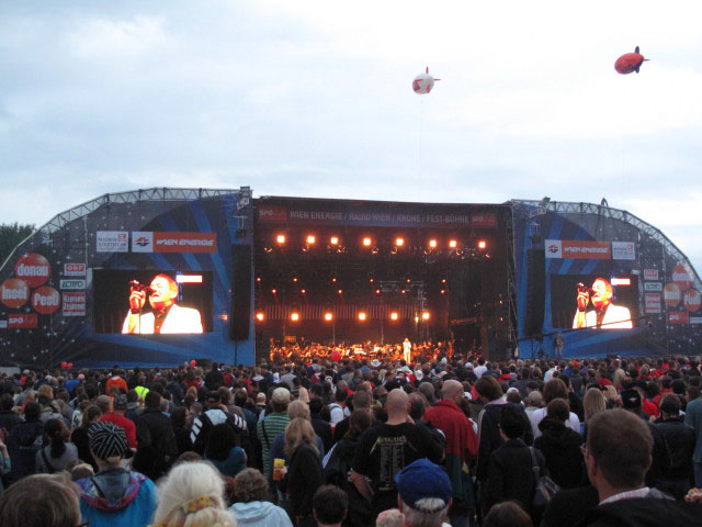 Wolfgang Ambros mit den Vereinigten Bühnen Wien auf der Festbühne (28. Juni)