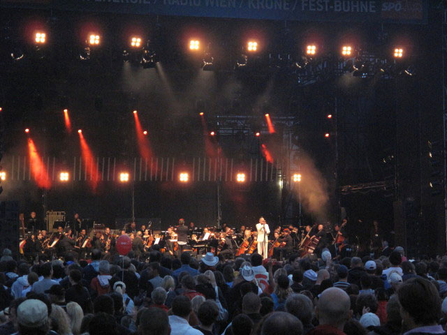 Wolfgang Ambros mit den Vereinigten Bühnen Wien auf der Festbühne (28. Juni)