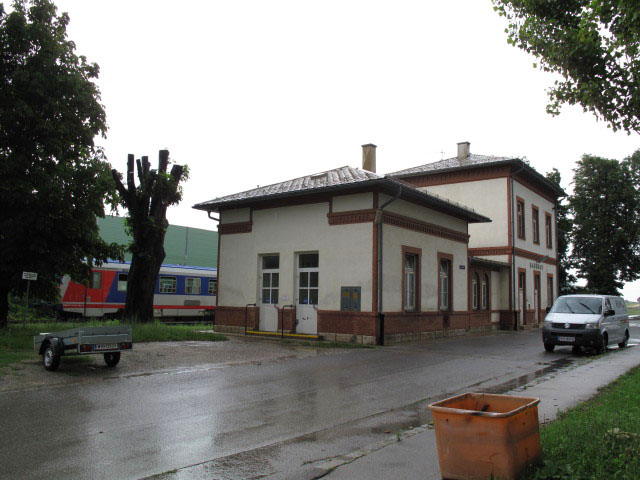 R 7583 bei der Ausfahrt aus dem Bahnhof Maria Lanzendorf