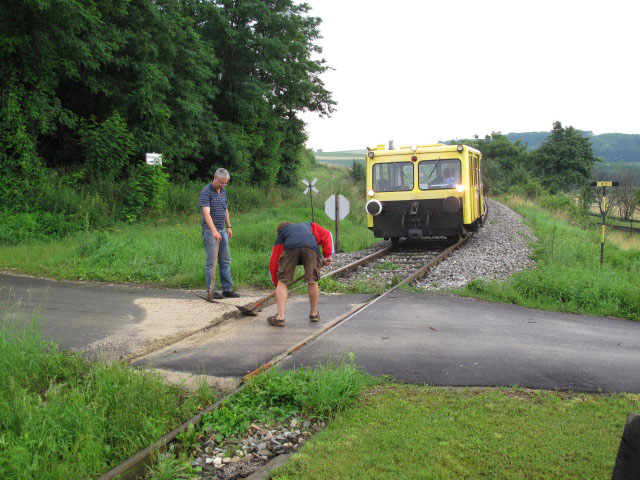 Andreas und Gerold bei der Haltestelle Schletz