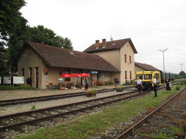 ?, Gerold, Günter, ?, ? und ? im Bahnhof Asparn an der Zaya