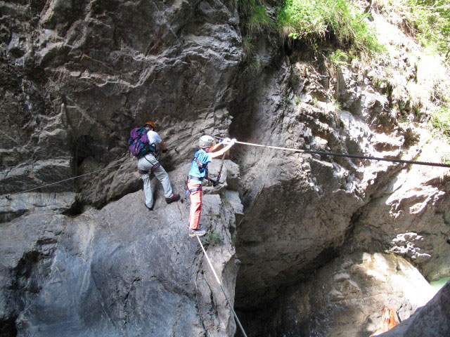 ÖTK-Klettersteig Pirkner Klamm: Erich und Martin auf der ersten Seilbrücke (11. Juli)