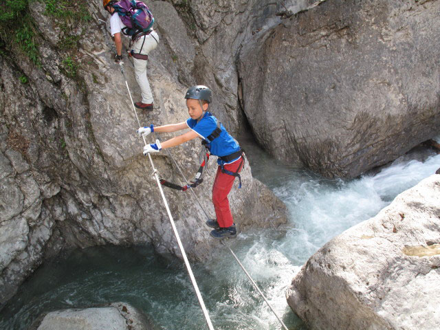 ÖTK-Klettersteig Pirkner Klamm: Erich und Martin auf der vierten Seilbrücke (11. Juli)