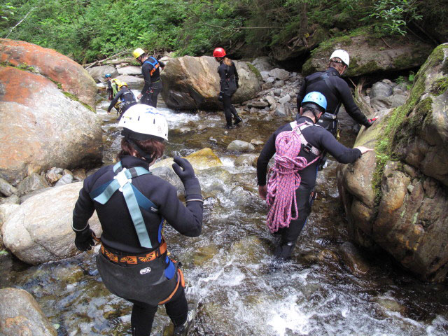 Helmut, Tobias, Brigitte, Günther, Doris, Gunther und Elke in der Wöllaschlucht (15. Juli)