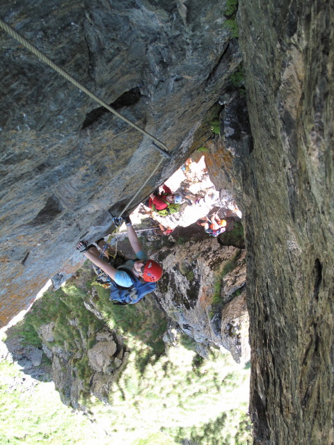 Falken-Klettersteig: Friedrich, Erich, Edith und Daniela in der Verschneidung (17. Juli)