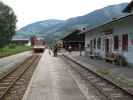 R 3325 bei der Einfahrt in den Bahnhof Uttendorf-Stubachtal, 776 m (2. Aug.)