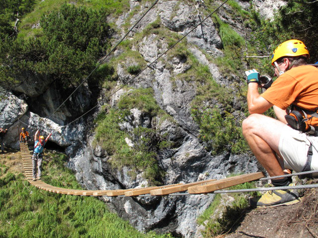 Gr&uuml;nstein-Klettersteig: Axel, ? und Andreas auf der H&auml;ngebr&uuml;cke